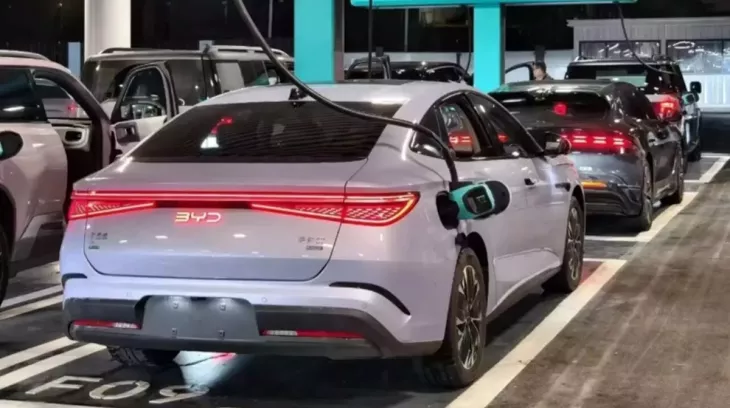 BYD ra mắt bộ sạc xe điện mới nhanh đến mức được bố trí như trạm bơm xăng
