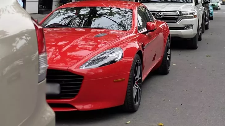 Aston Martin Rapide S màu cam lạ mắt của doanh nhân Hà Nội