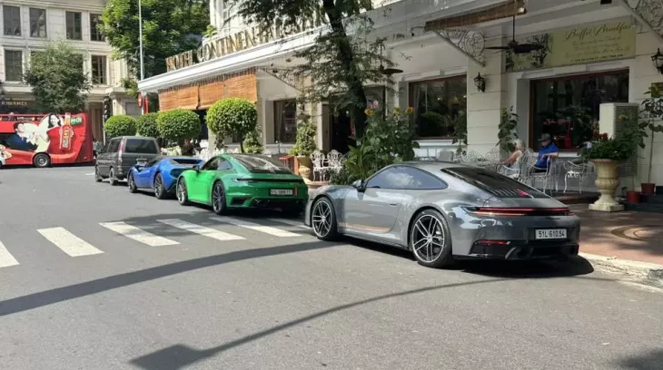 Dàn xe thể thao và siêu xe tụ tập ở Tp.HCM