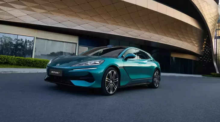 Vén màn Denza Z9 GT - xe điện có phạm vi hoạt động dài nhất thế giới, sạc đầy pin trong 9 phút