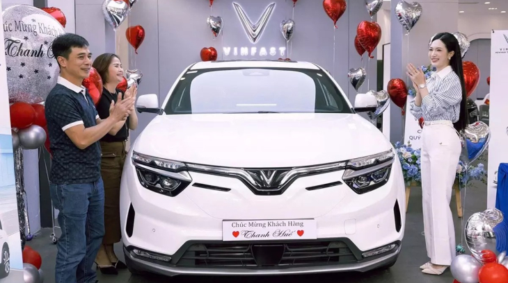 Vingroup tăng ưu đãi cho khách hàng chuyển đổi sang ô tô điện VinFast trong bối cảnh giá xăng, dầu leo thang