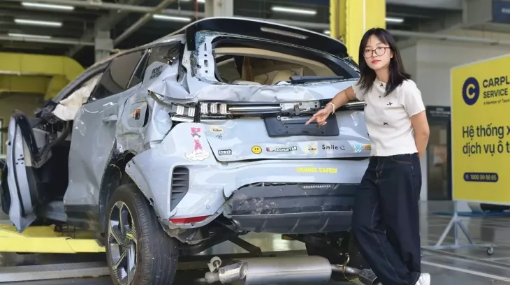 Cận cảnh chiếc Lynk & Co 06 sau khi lật 6 vòng trên cao tốc Long Thành - Dầu Giây, cabin vẫn khá nguyên vẹn