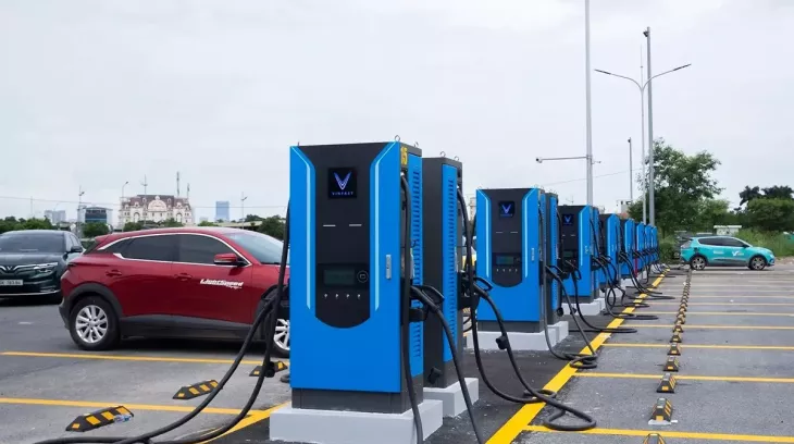 V-Green lắp đặt 99 siêu trạm sạc, phục vụ cùng lúc 100 ô tô điện với thời gian sạc chỉ từ 15 phút