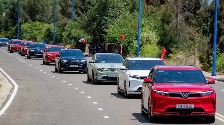 Vingroup gia hạn chương trình giảm giá cho khách hàng chuyển đổi từ xe xăng sang ô tô điện