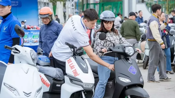 Giá xăng dầu tăng mạnh, người Việt đặt mua hơn 135.000 xe máy điện VinFast trong tháng 3/2026