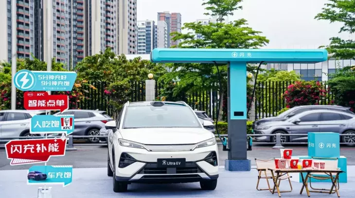BYD sạc nhanh lên 97% trong 9 phút, kết hợp với KFC để bán đồ ăn cho tài xế trong lúc chờ