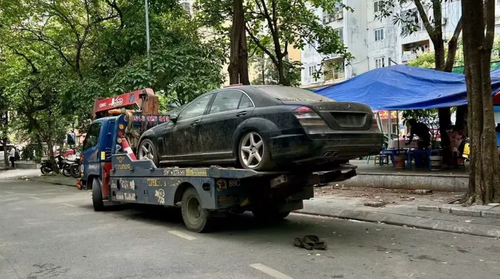 Lý do khiến chiếc Mercedes-AMG S63 đỗ trên vỉa hè Hà Nội suốt 10 năm bị cẩu đi