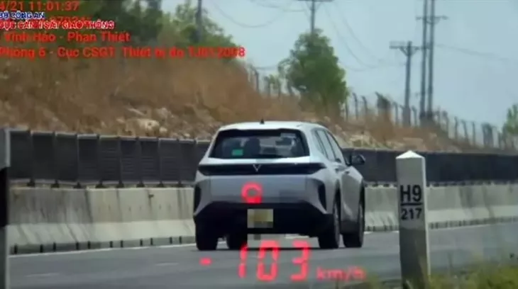 Chủ xe và tài xế bị phạt gần 120 triệu đồng vì loạt vi phạm trên cao tốc