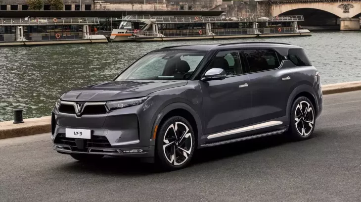 Chủ tịch Vingroup úp mở việc VinFast sẽ sản xuất thêm xe hybrid