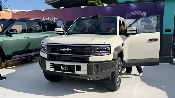 BYD Denza B5 ra mắt phiên bản sạc siêu nhanh trong 9 phút, có khả năng chạy chỉ bằng 3 bánh