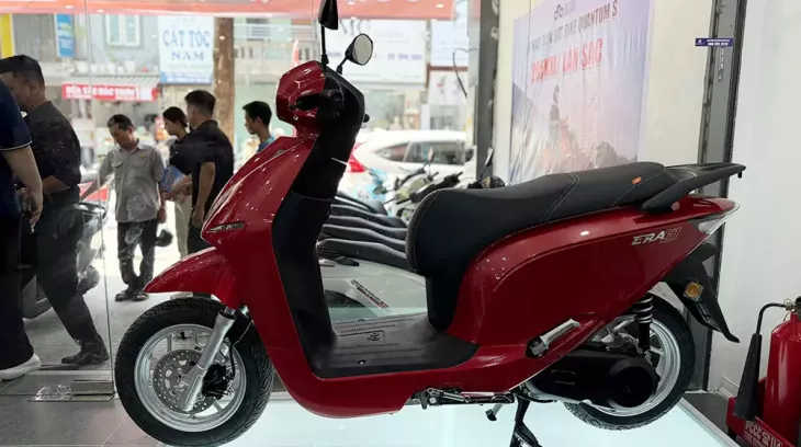 Xe máy điện Dat Bike ERA ra mắt Việt Nam với công nghệ sạc tích hợp, cốp 50 lít, giá từ 30 triệu đồng