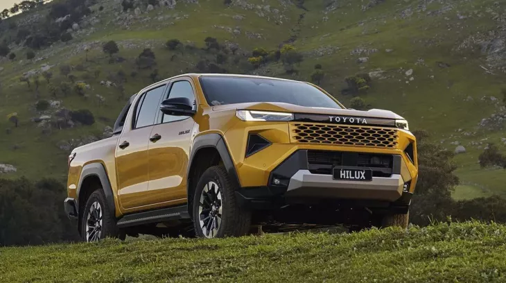 Toyota Hilux vươn lên dẫn trước người anh em Vios về mặt doanh số trong tháng 5/2026