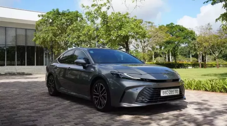 Toyota Camry tại Việt Nam bị cắt bản máy xăng, chỉ còn bản hybrid, nâng giá khởi điểm lên 1,46 tỷ đồng