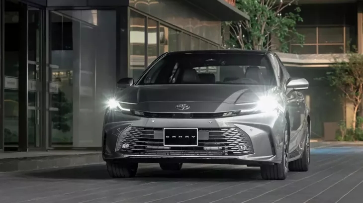 Sau khi cắt bản máy xăng, Toyota Camry tiêu chuẩn được giảm giá niêm yết đến 140 triệu đồng