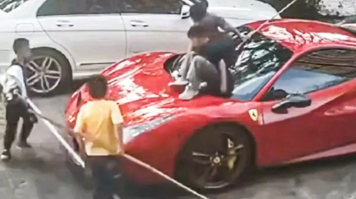 Nhóm bé trai biến chiếc Ferrari trị giá hơn 12 tỷ đồng thành cầu trượt, chủ xe khởi kiện đòi bồi thường