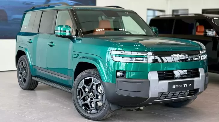 Mẫu xe giống Land Rover Defender của BYD rẻ hơn bản gốc và còn có cả tủ lạnh