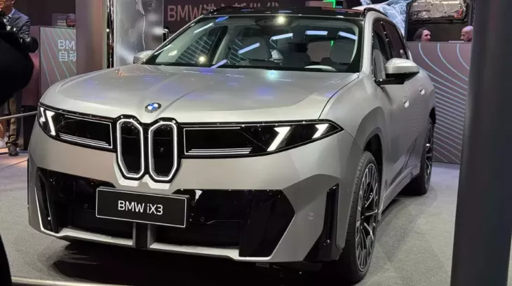 Khách hàng ồ ạt đặt cọc mua BMW iX3 dù chưa được sờ tận tay xe tại đại lý