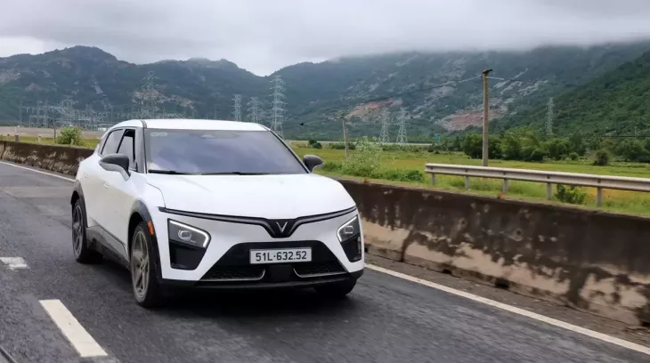 Doanh số SUV cỡ C tháng 8/2026: Chỉ mình VinFast VF 7 tăng trưởng dương