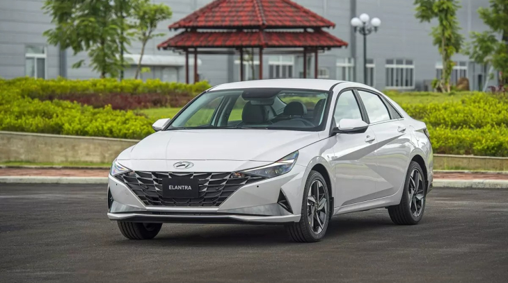 Doanh số sedan hạng C tháng 8/2026: Honda Civic và Hyundai Elantra cộng lại chưa bằng số lẻ của Mazda3