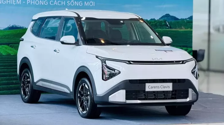 Ngắm hình ảnh "bằng xương, bằng thịt" của Kia Carens Clavis tại đại lý Việt: thiết kế mới, trang bị "xịn" hơn