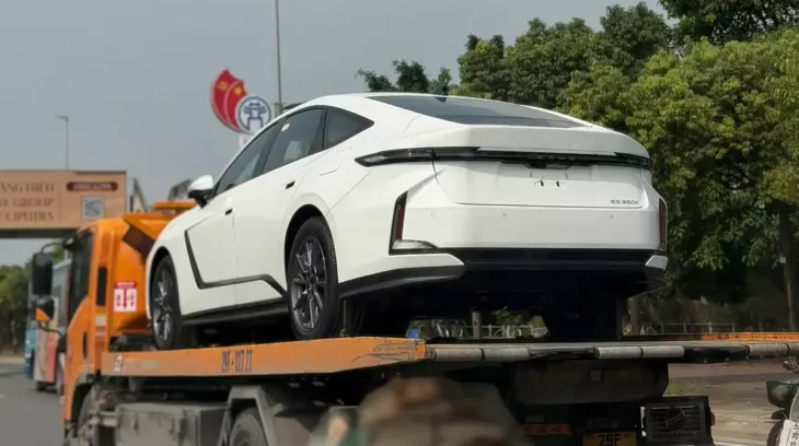Lexus ES thế hệ mới xuất hiện trên đường phố Việt Nam, ra mắt vào tháng sau