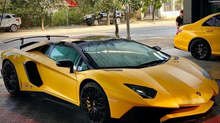 Lamborghini Aventador LP750-4 SV Roadster