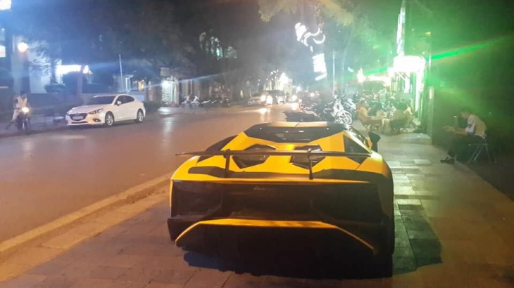 Lamborghini Aventador LP750-4 SV Roadster