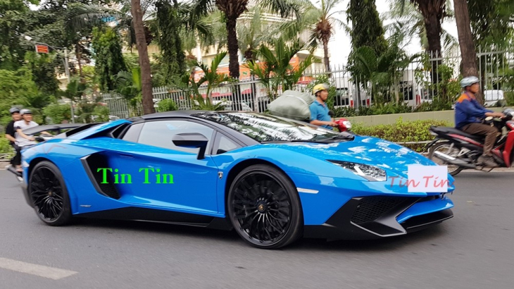 Lamborghini Aventador LP750-4 SV Roadster