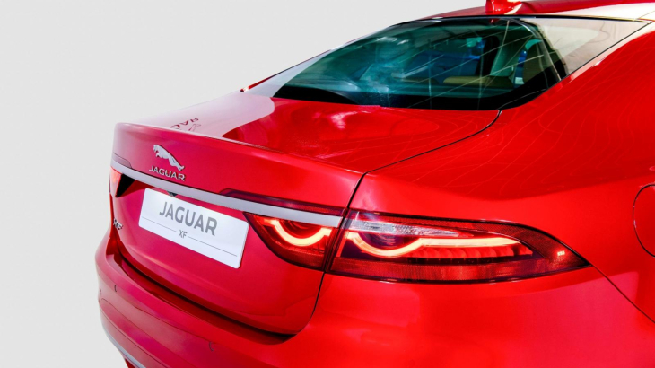 Jaguar XF 2.0 R-Dynamic SE (300PS)