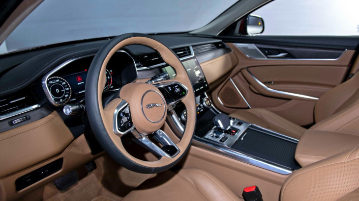 Jaguar XF 2.0 R-Dynamic SE (300PS)