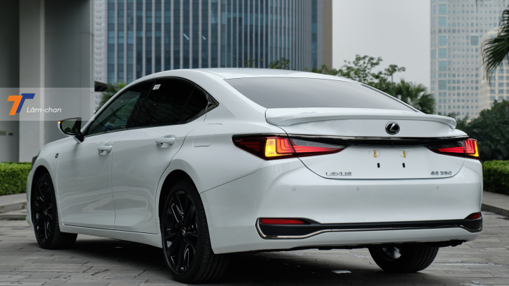 Lexus ES 250 F SPORT 2022