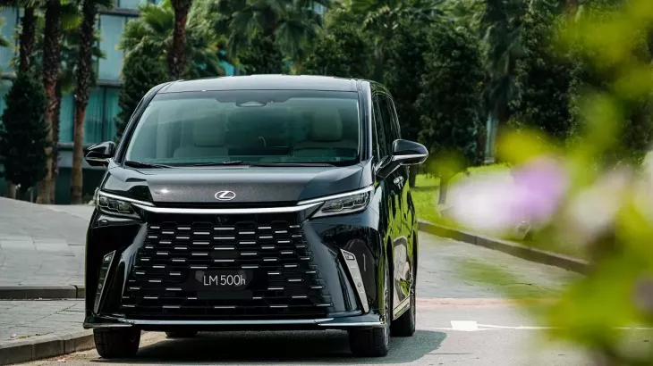 Lexus LM 500h 6 chỗ