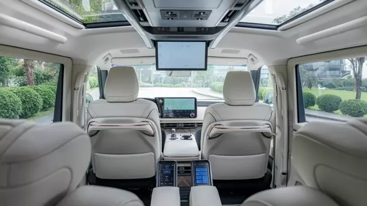 Lexus LM 500h 6 chỗ