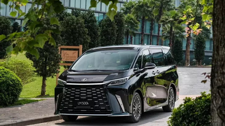 Lexus LM 500h 6 chỗ
