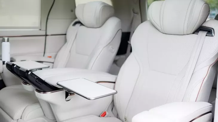 Lexus LM 500h 6 chỗ