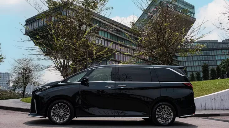 Lexus LM 500h 6 chỗ