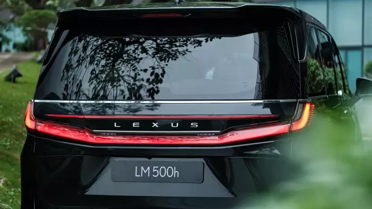 Lexus LM 500h 6 chỗ