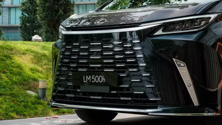 Lexus LM 500h 6 chỗ