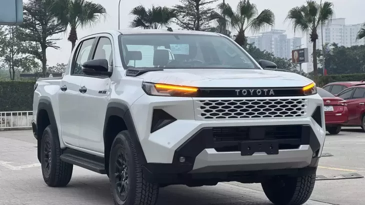 Toyota Hilux Tiêu chuẩn 2.8 4x2 MT