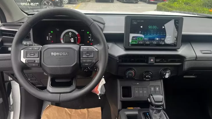 Toyota Hilux Tiêu chuẩn 2.8 4x2 MT