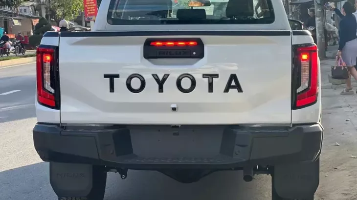 Toyota Hilux Tiêu chuẩn 2.8 4x2 MT