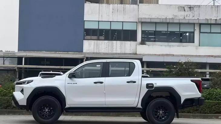 Toyota Hilux Tiêu chuẩn 2.8 4x2 MT