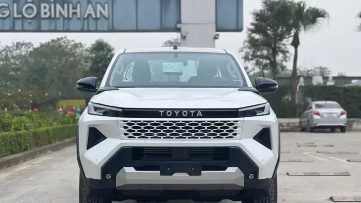 Toyota Hilux Tiêu chuẩn 2.8 4x2 MT