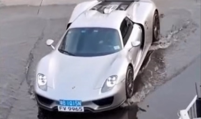 Đại gia rón rén cho Porsche 918 Spyder "bò qua" vũng nước đọng