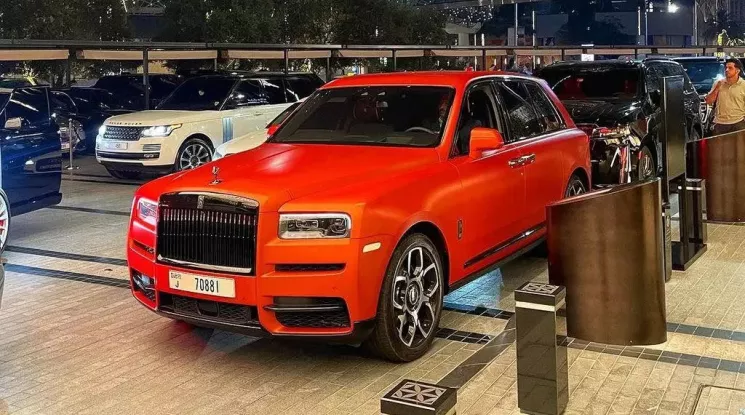 Con trai út của tỷ phú Ấn Độ giàu nhất châu Á gây choáng khi xuất hiện tại Dubai cùng xe Rolls-Royce Cullinan và đoàn xe hộ tống 20 chiếc