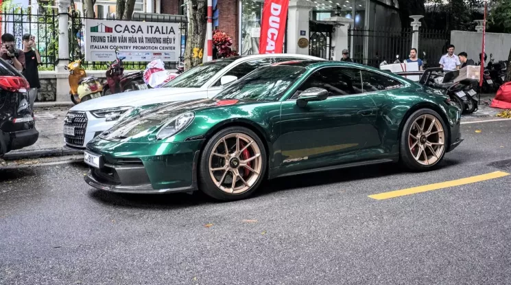 Biker Hà Nội tiếp tục chi mạnh tay cho bản độ Porsche 911 "GT3" của mình