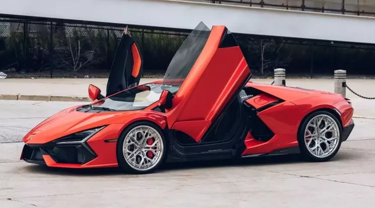 Lamborghini Revuelto đã màu đỏ cam nóng bỏng lại còn trang bị bộ mâm quá ấn tượng