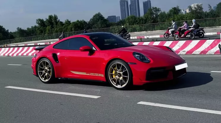 Bất ngờ với sự xuất hiện âm thầm của Porsche 911 Turbo S 992 màu đỏ