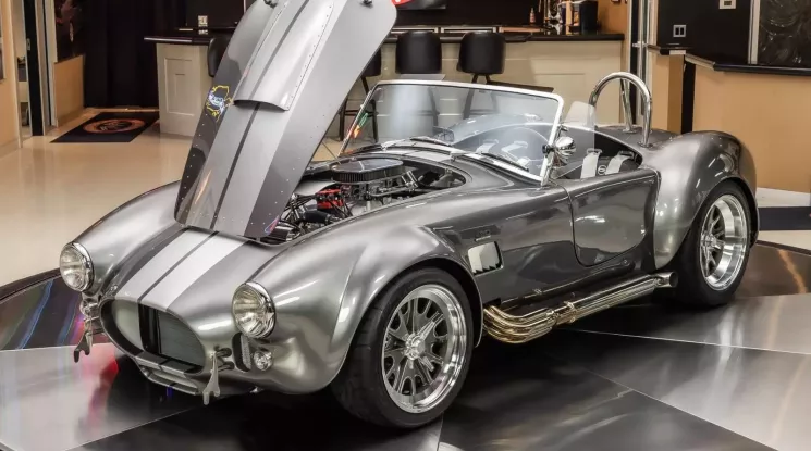 Cận cảnh Shelby Cobra Backdraft 1965, bản sao hoàn hảo của mẫu xe Mỹ