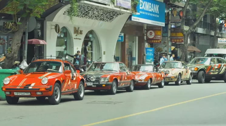 Dàn xe cổ cực chiến của các dân chơi đến từ Nga xuất hiện tại Tp.HCM: Jaguar E-Type quá độc đáo